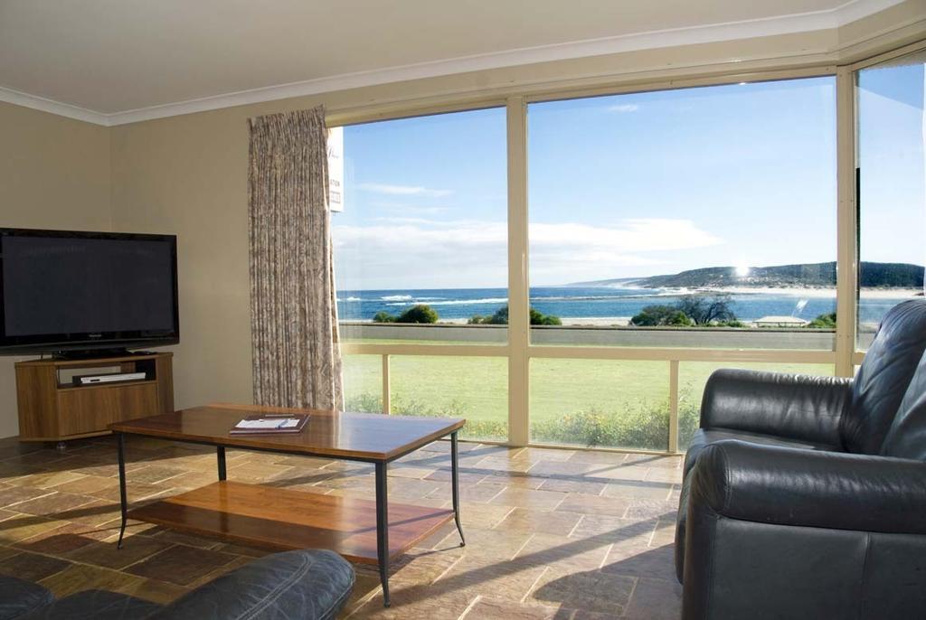 Pelican Shore Oceanfront Villa 6 كالباري الغرفة الصورة